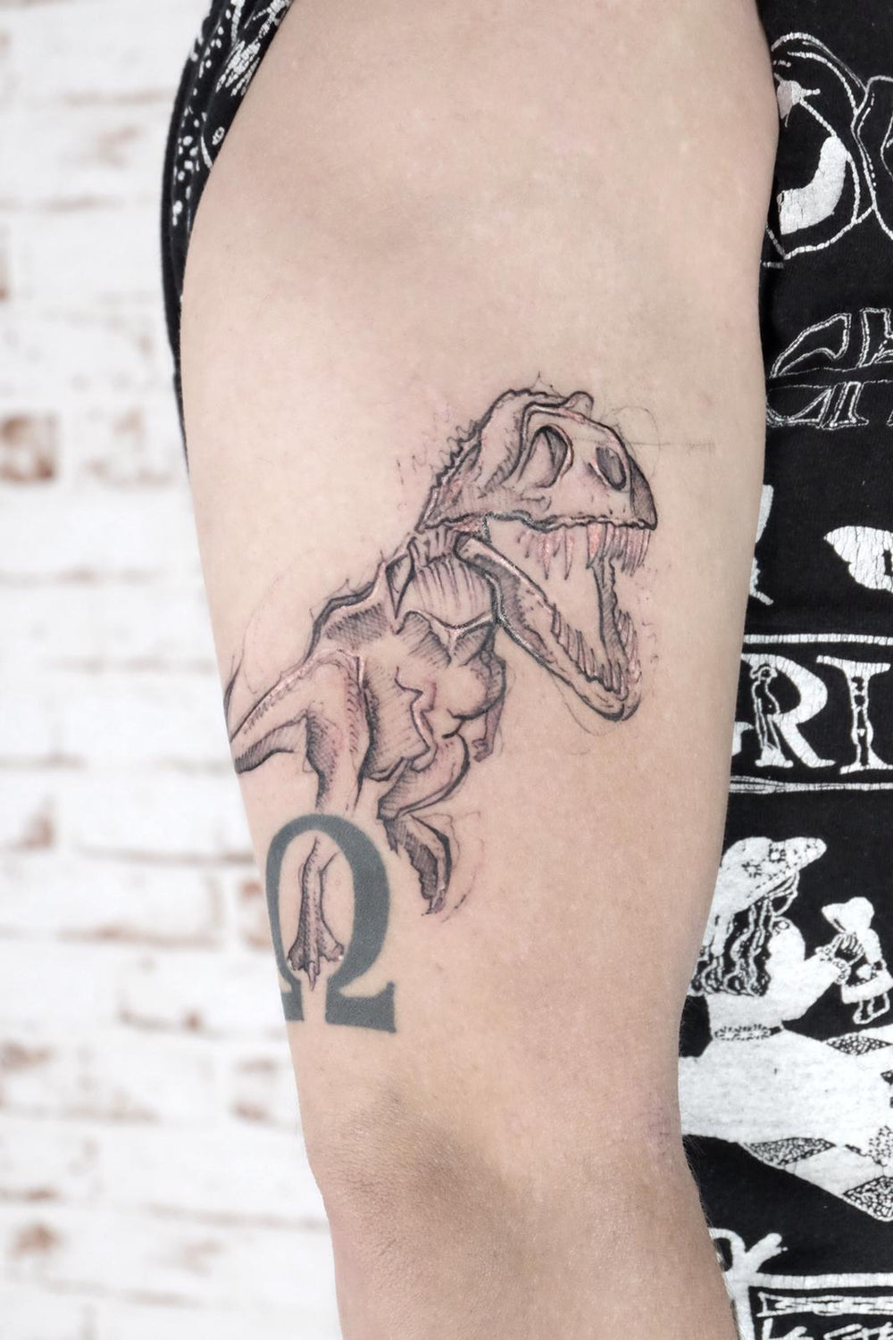 Vorlage: Tattoo eines T-Rex-Skeletts auf einem Oberarm
