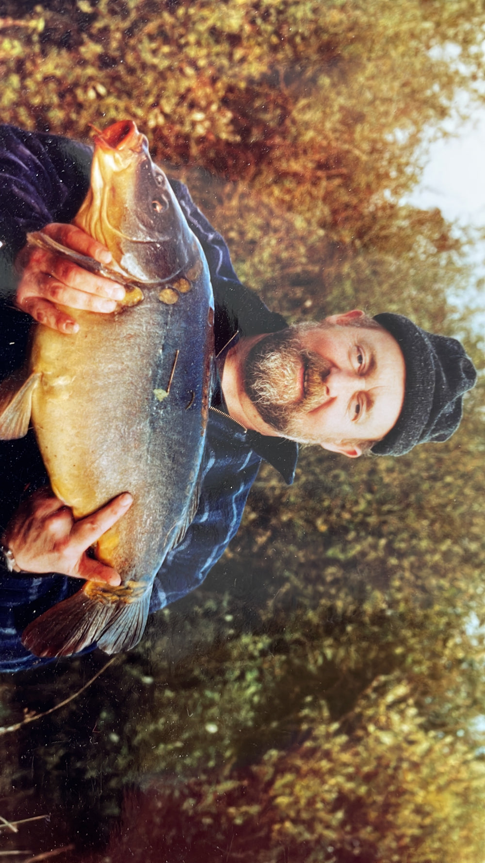 Originalfoto: Angler hält einen großen Karpfen – Vorlage für die Holzgravur