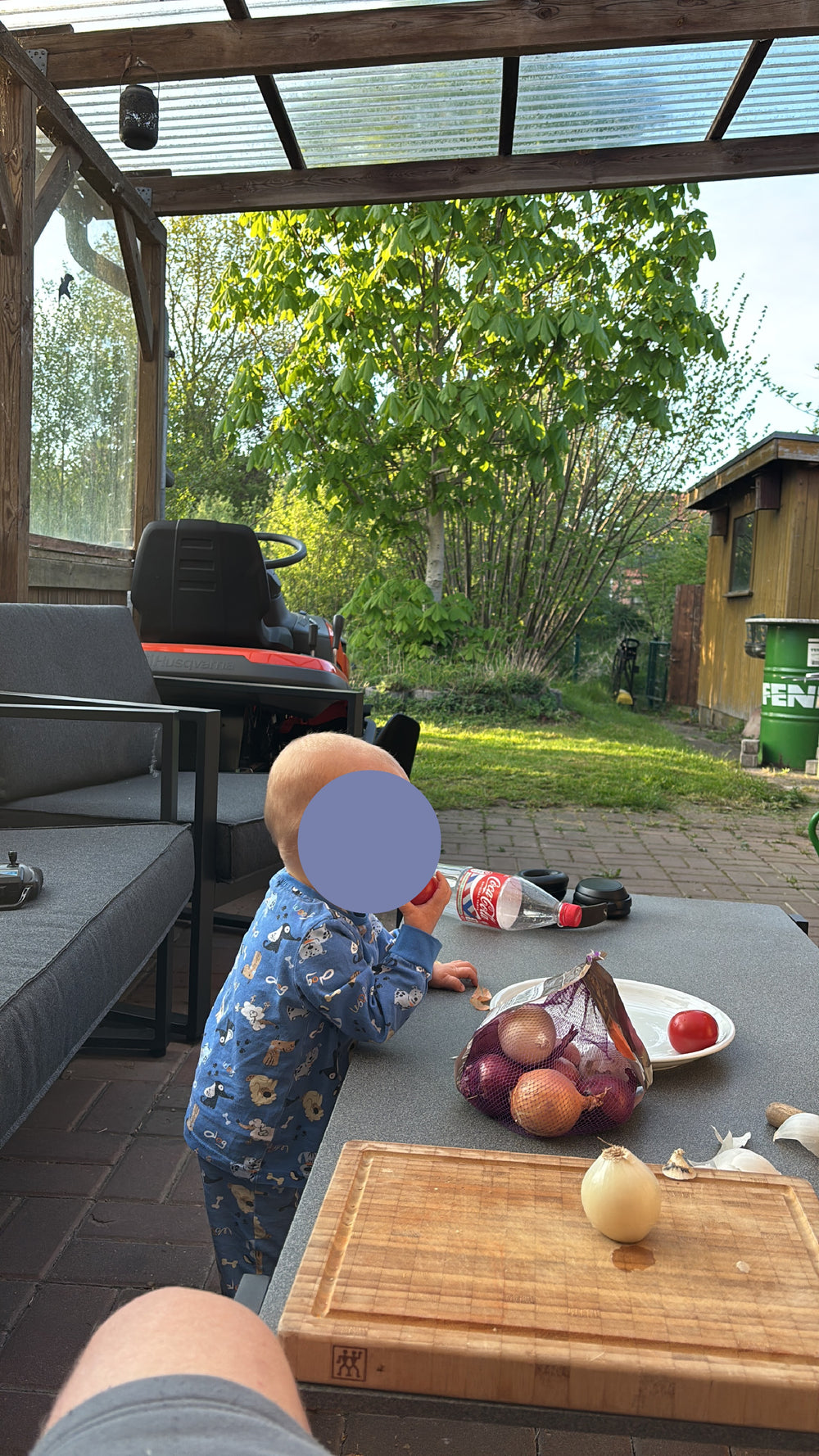 Originalfoto: Kleinkind an einem Gartentisch auf der Terrasse – Vorlage für die Gravur