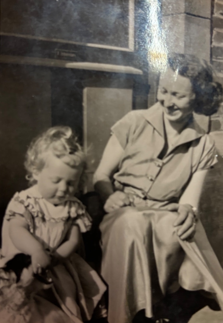 Originalfoto: alter Schwarz-Weiß-Abzug einer Frau mit Kleinkind, mit dem Handy abfotografiert – Vorlage für die Gravur