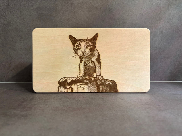 Katze der Nachbarn graviert auf Holzbrett. Mit Fotomotiv