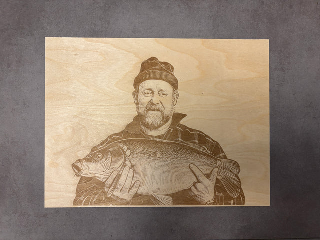 Angler mit Karpfen graviert auf holzbild. 