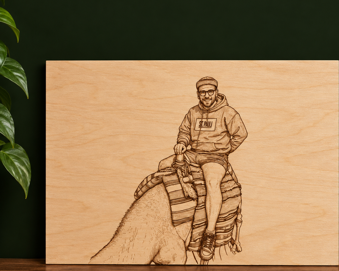 Holzbild aus Buchenholz mit Fotogravur: Mann auf einem Kamel