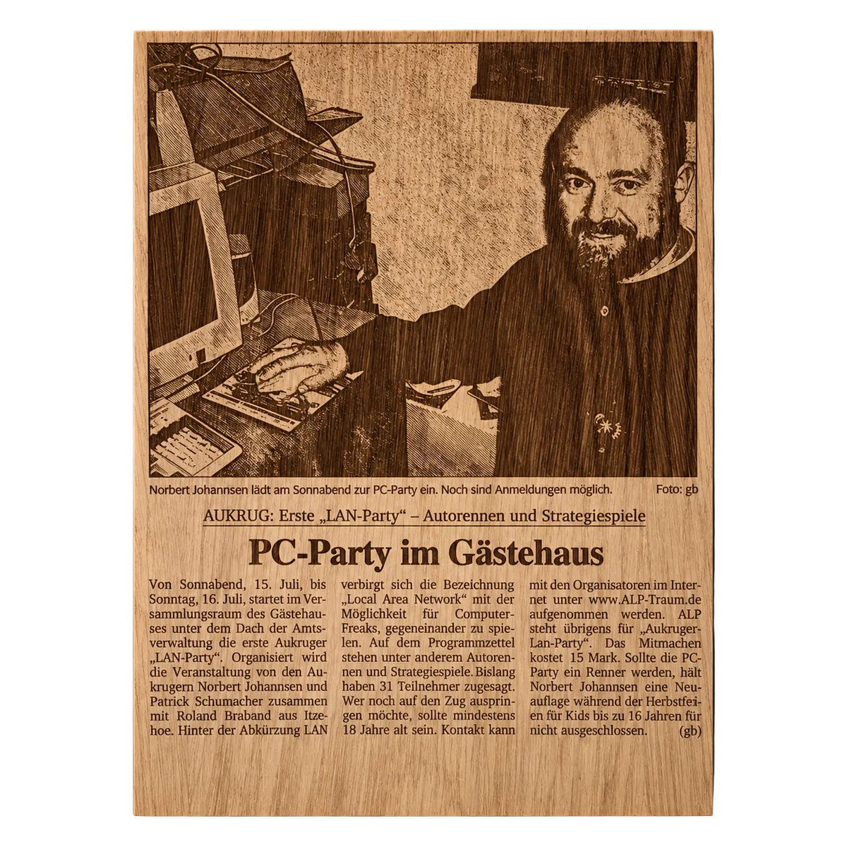 Holzbild mit Gravur eines Zeitungsartikels aus dem Jahr 2000: „PC-Party im Gästehaus“
