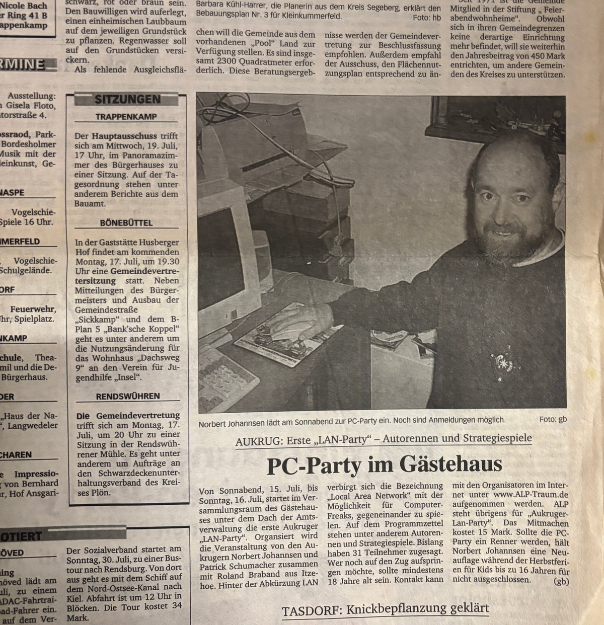 Zeitungsartikel „PC-Party im Gästehaus“ aus dem Jahr 2000 mit Foto eines Mannes am Computer – Vorlage für die Gravur