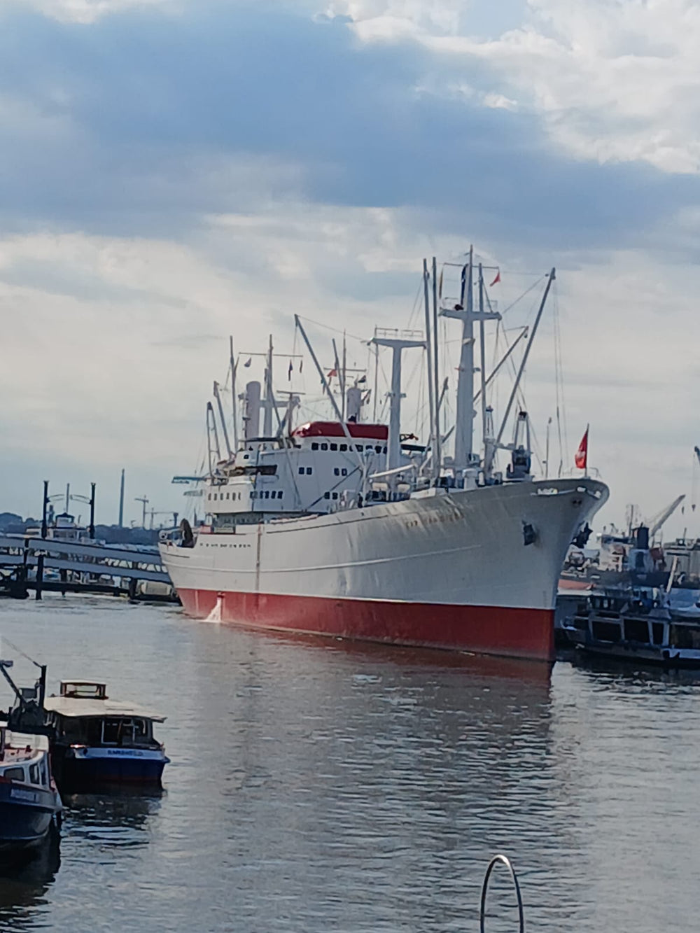 Originalfoto: die Cap San Diego im Hamburger Hafen – Vorlage für die Gravur