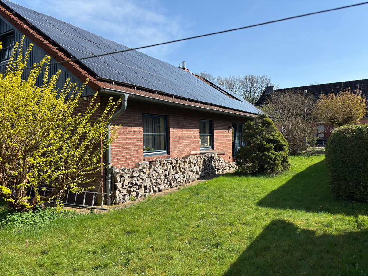 Solaranlage auf dem Dach der Uulz-Werkstatt in Aukrug