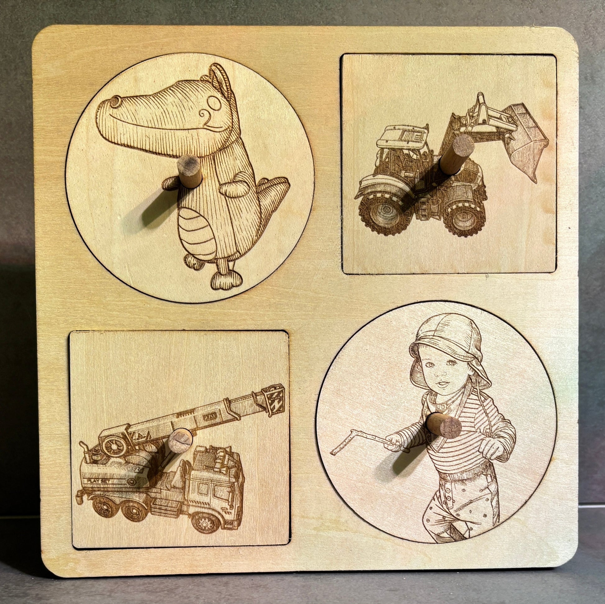 Ein selbstgebautes holzpuzzle. Die Motive sind Fotografien unser Kinderspielzeuge.