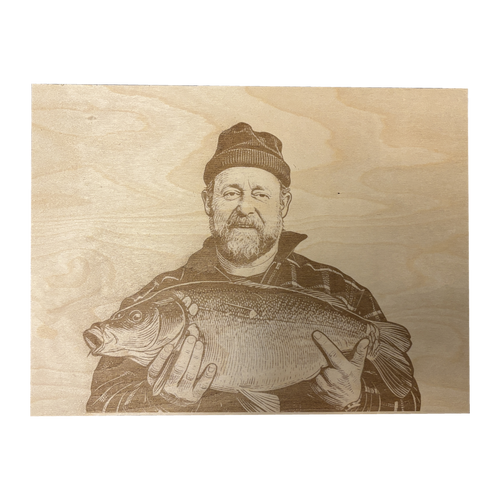 Holzbild 40 × 30 cm mit graviertem Motiv Angler: ein Angler mit seinem Karpfen