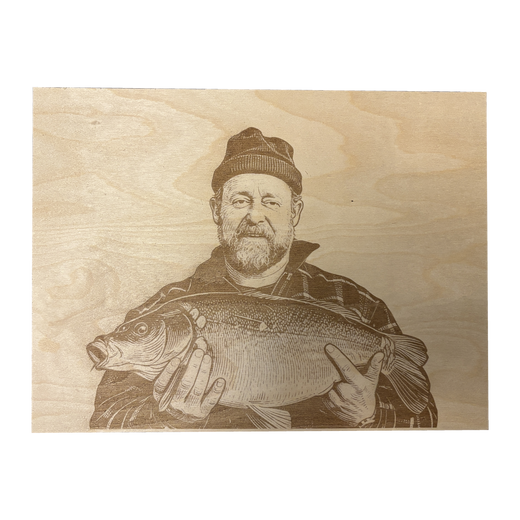 Holzbild 40 × 30 cm mit graviertem Motiv Angler: ein Angler mit seinem Karpfen