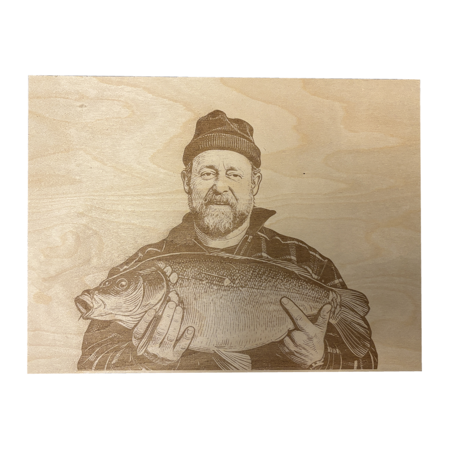 Holzbild 40 × 30 cm mit graviertem Motiv Angler: ein Angler mit seinem Karpfen