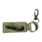 Schlüsselanhänger aus olivgrünem Leder mit graviertem Auto und Karabiner