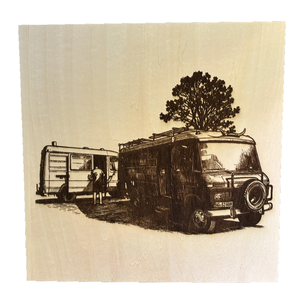 Holzbild 30 × 30 cm mit graviertem Motiv Camping: zwei Campingbusse unter einem Baum