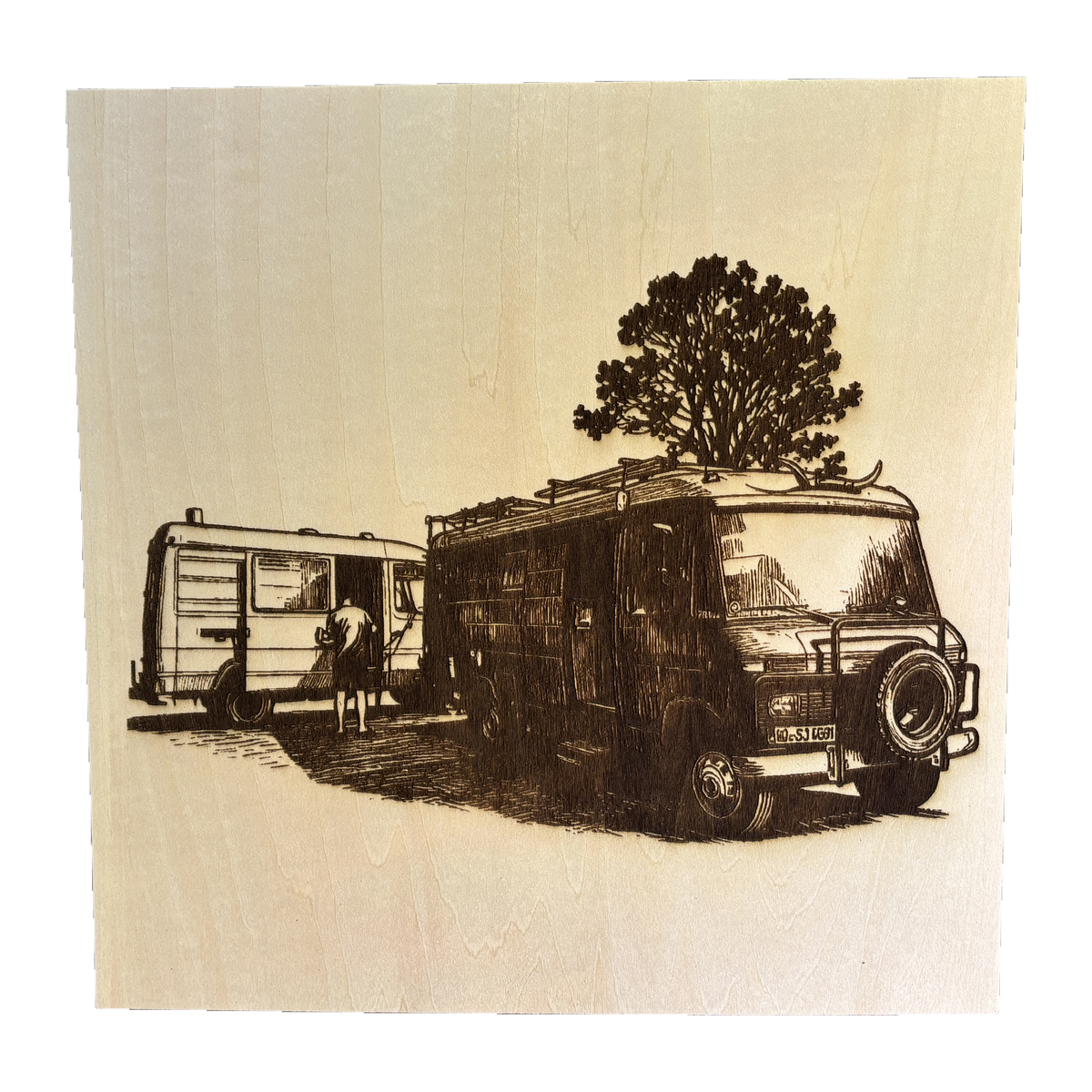 Holzbild 30 × 30 cm mit graviertem Motiv Camping: zwei Campingbusse unter einem Baum