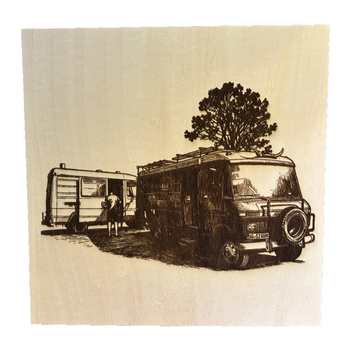 Holzbild 30 × 30 cm mit graviertem Motiv Camping: zwei Campingbusse unter einem Baum