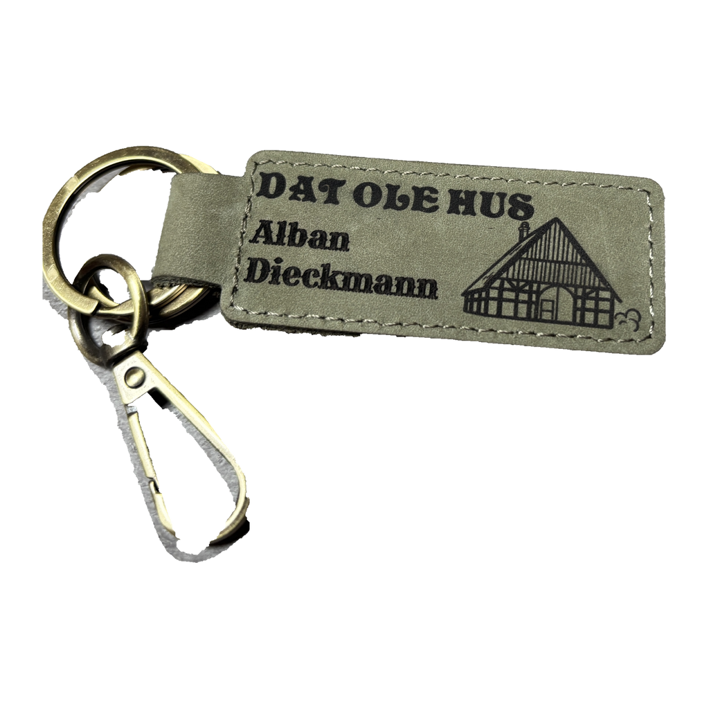 Schlüsselanhänger aus Leder mit graviertem Fachwerkhaus und dem Schriftzug „Dat Ole Hus“
