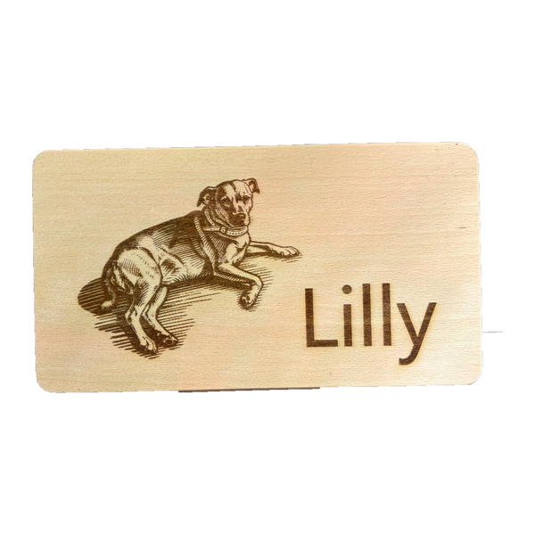 Hund Lilly auf Holzbrett – weitere Aufnahme