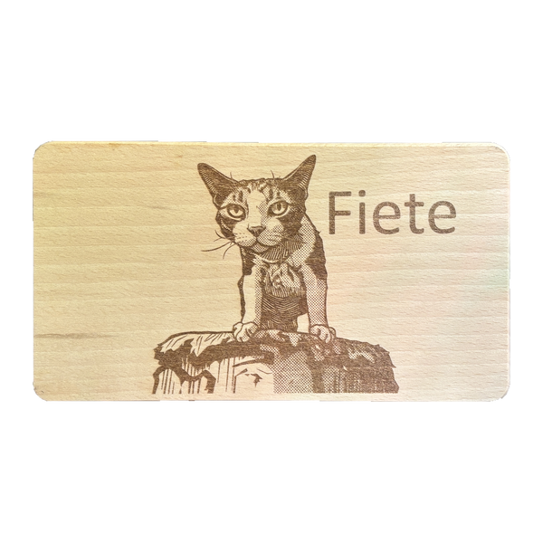 Katze Fiete auf Holzbrett – weitere Ansicht