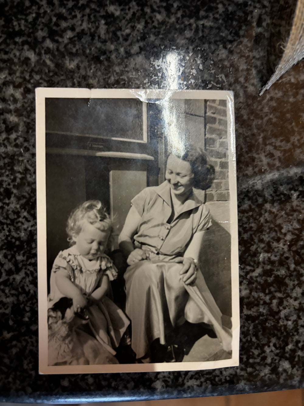 Originalfoto: alter Schwarz-Weiß-Abzug einer Frau mit Kleinkind – Vorlage für die Gravur
