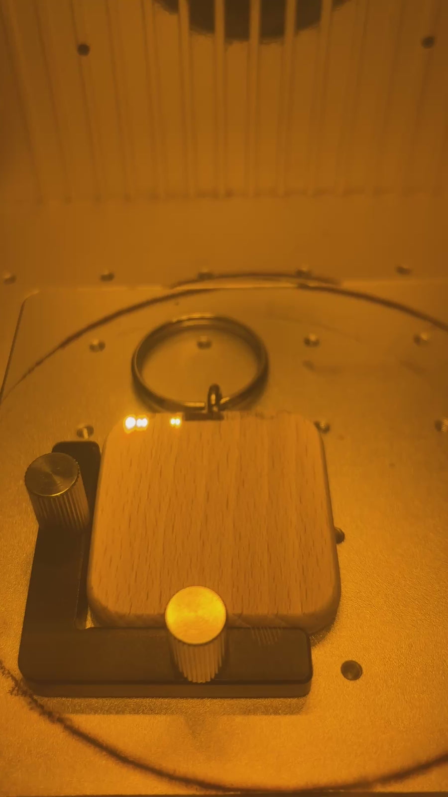Video: Schlüsselanhänger aus Holz wird im Lasergravierer graviert