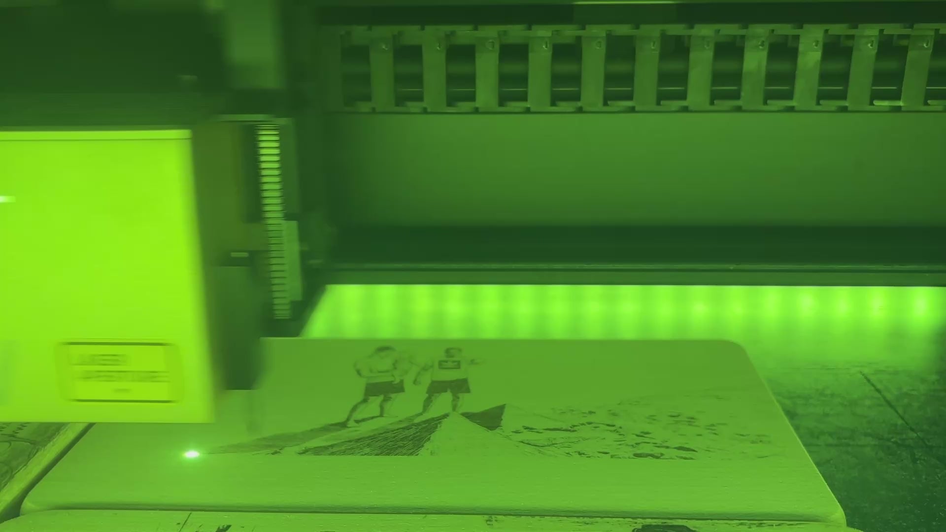 Video laden: Der Laser brennt dein Motiv Linie für Linie ins Holz – aufgenommen in unserer Werkstatt in Aukrug.