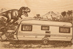 Holzbild aus Buche mit Gravur: Wohnwagen in einer Dinowelt mit T-Rex und Vulkanen